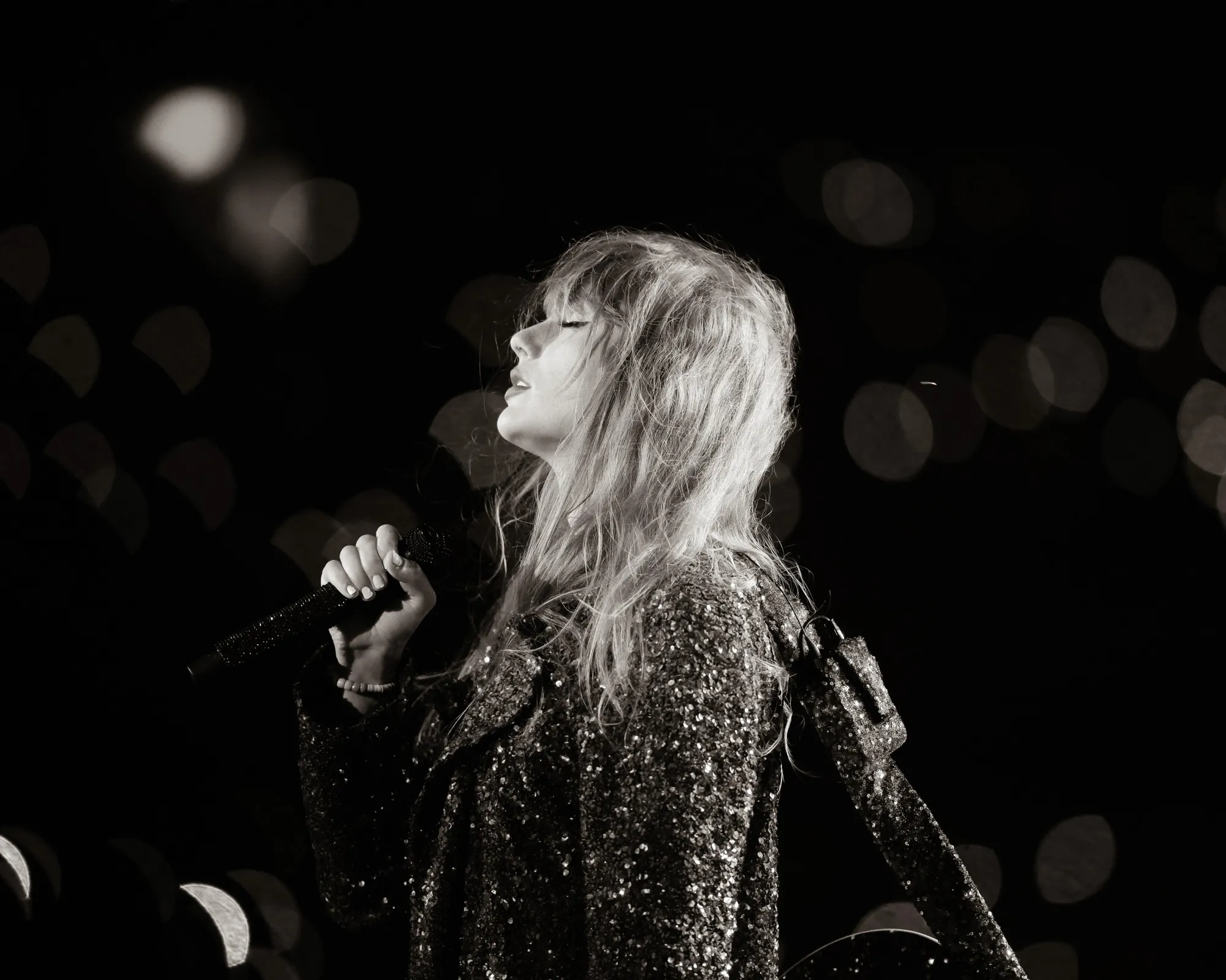 foto tay hitam putih/x @taylorswift13