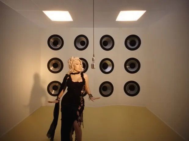 Senyuman yang Meluluhkan Hati (credit: Youtube.com/KALI UCHIS)