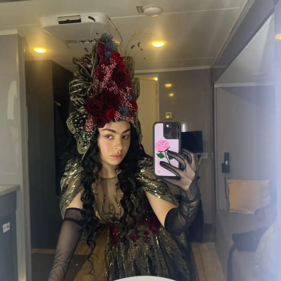 Temukan makna lagu Party 4 U oleh Charli XCX (credit:instagram.com/charli_xcx)