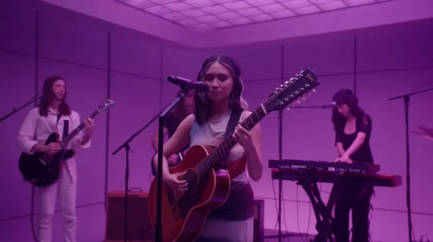 Harapan bertemu kembali dalam lagu Paths (credit: Youtube.com/NIKI)