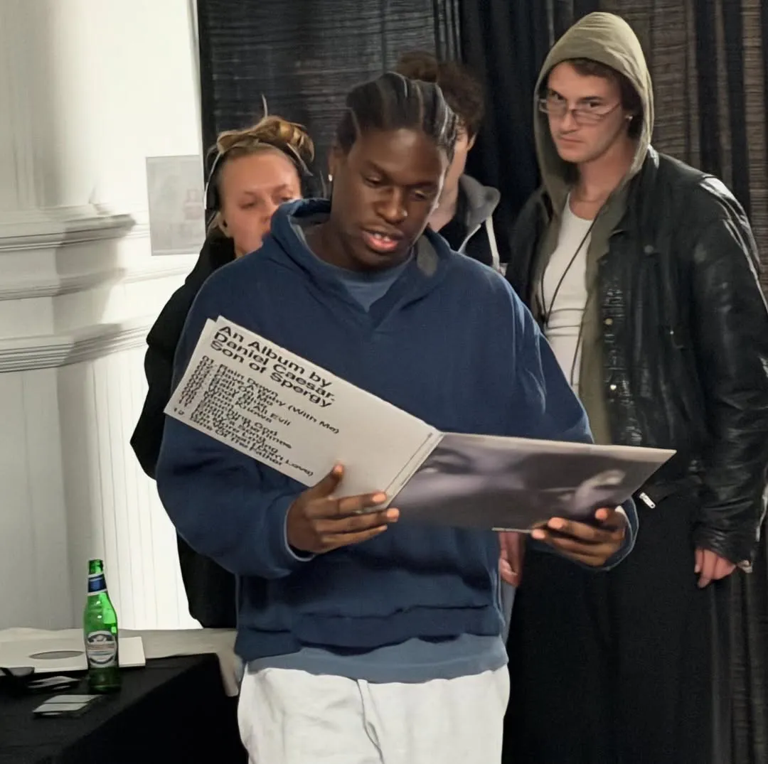 Makna lagu Rearrange My World menggambarkan cinta (credit:instagram.com/danielcaesar)