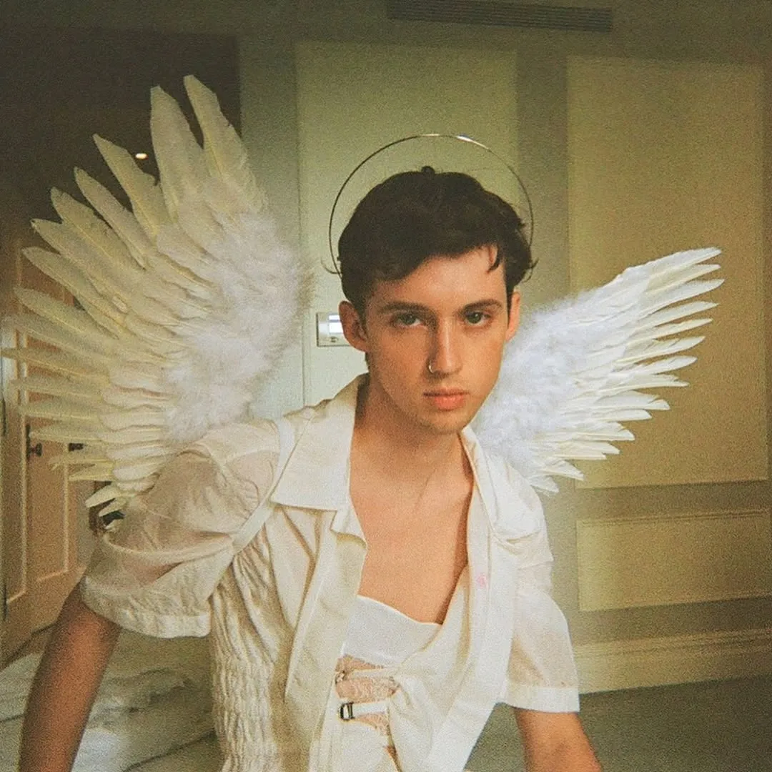 Lirik Lagu Strawberries and Cigarettes Troye Sivan