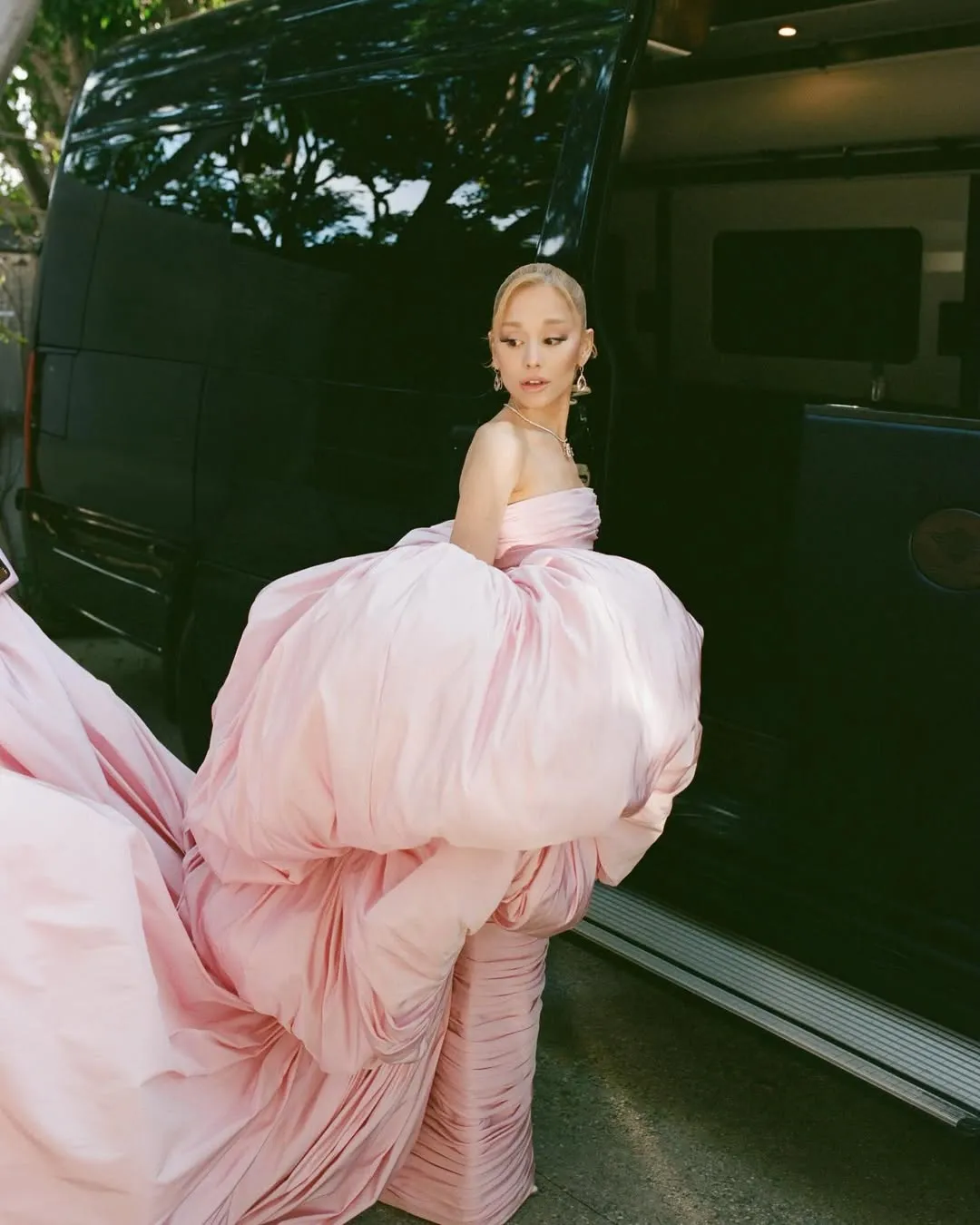 makna lagu Stuck With You/cr: instagram @arianagrande