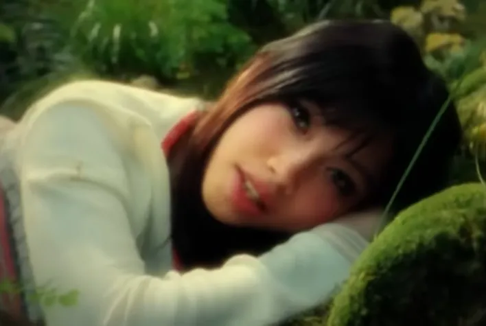 Beabadoobee jadi model video klip lagu Sunny Days (credit: Youtube.com/Beabadoobee)