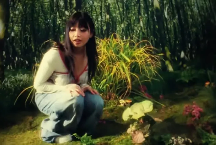 Beabadoobee tampil dengan outfit kasual di video klip lagu Sunny Day (credit: Youtube.com/Beabadoobee)