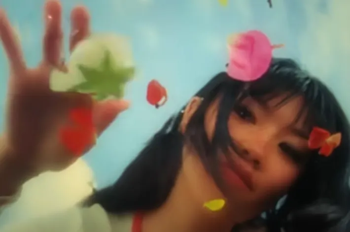 Cuplika video klip Sunny Day (credit: Youtube.com/Beabadoobee)