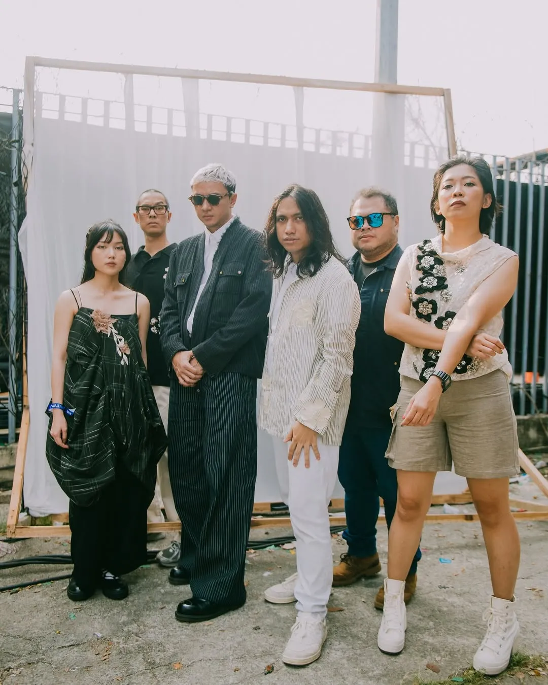 Lagu Terbuang dalam Waktu menggambarkan cinta tak kenal waktu (credit:instagram.com/barasuara/davianakbar)