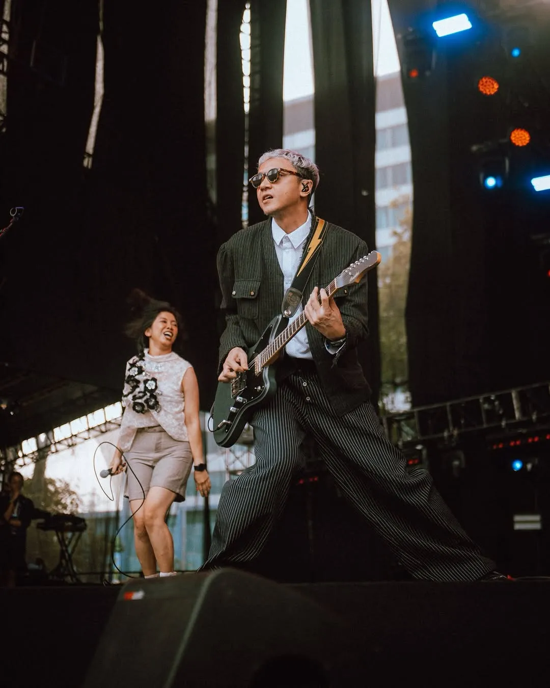 Lagu Terbuang dalam Waktu menggambarkan cinta tak kenal waktu (credit:instagram.com/barasuara/davianakbar)