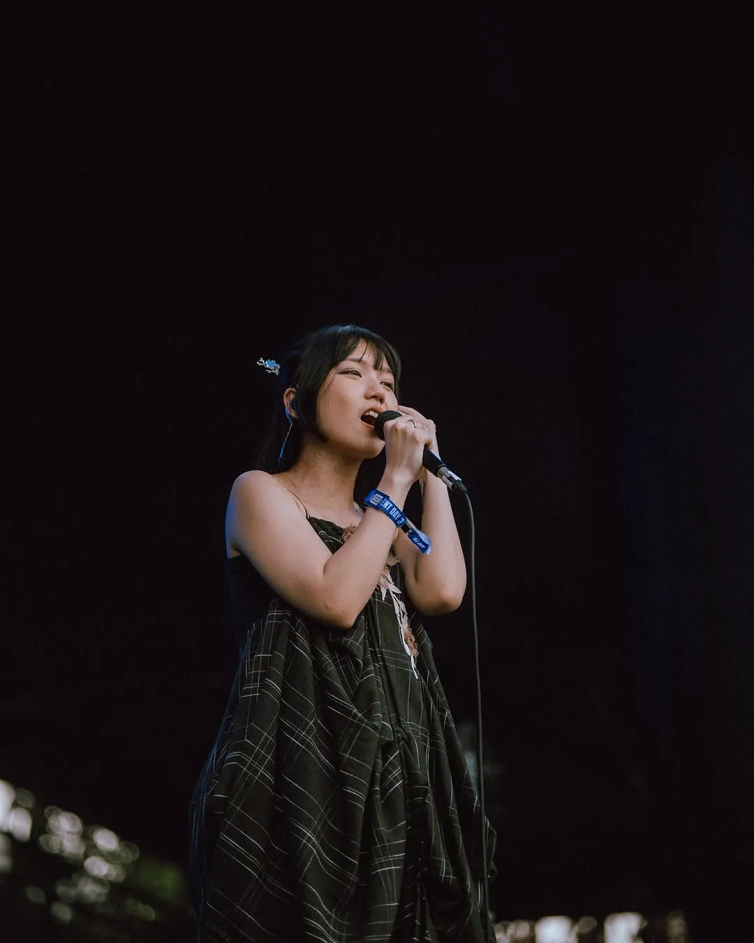 Lagu Terbuang dalam Waktu menggambarkan cinta tak kenal waktu (credit:instagram.com/barasuara/davianakbar)