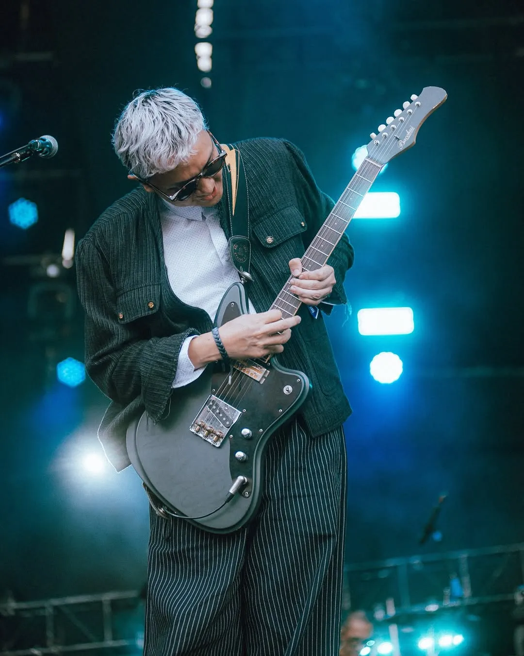 Lagu Terbuang dalam Waktu menggambarkan cinta tak kenal waktu (credit:instagram.com/barasuara/davianakbar)