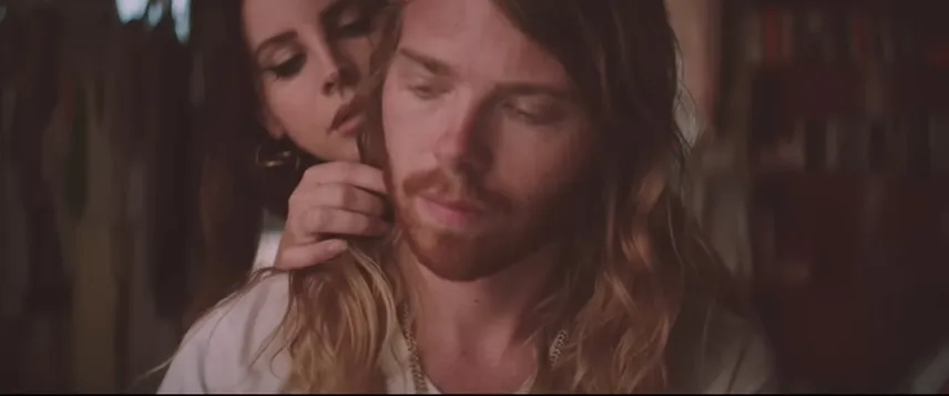 Terjebak Pesona yang Memikat (credit: Youtube.com/Lana Del Rey)