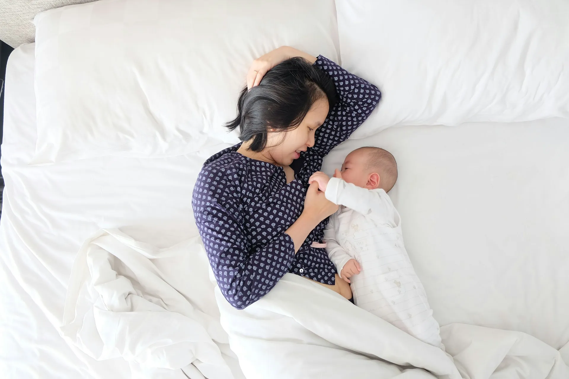 Ibu dan bayinya yang baru dilahirkan (credit: unsplash)
