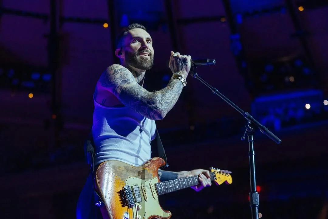 Aksi Panggung Adam Levine (credit: instagram/maroon5)