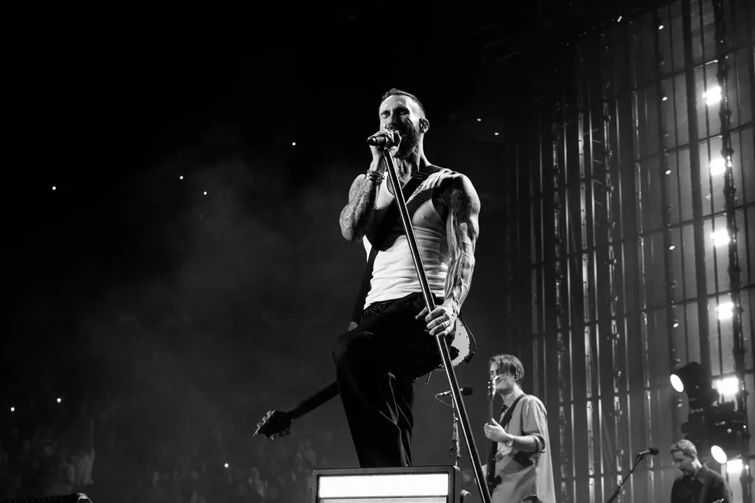 Adam Levine tampil di atas panggung (credit: instagram/maroon5)