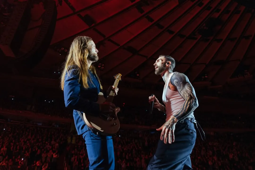 Adam Levine dan James Valentine saat tampil di atas panggung (credit: instagram/maroon5)