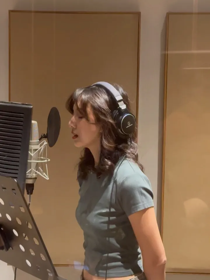 Sheila Dara Rekaman Lagu Pancarona (credit: instagram/barasuara)