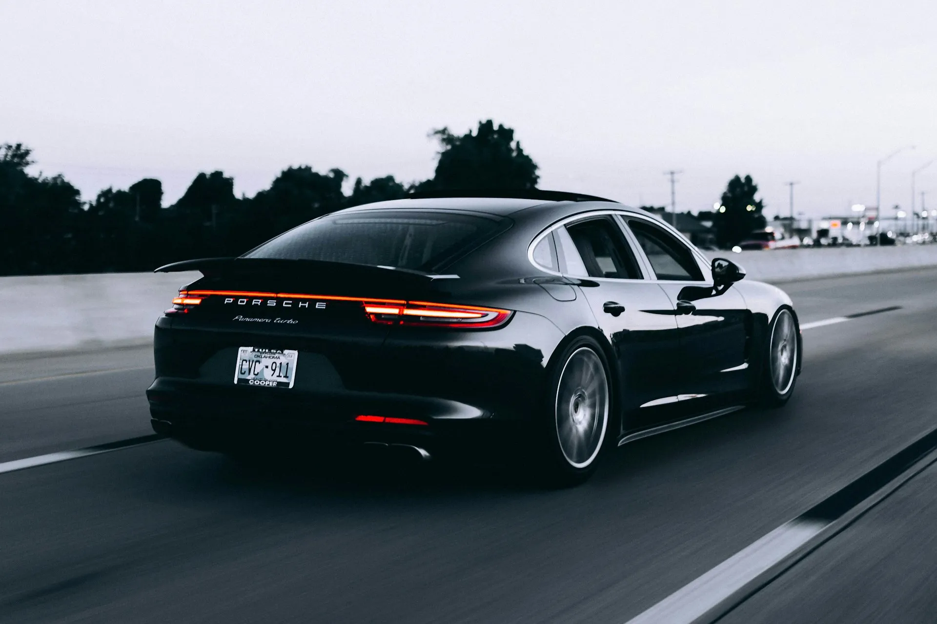 Potret mobil melaju (credit: Unsplash)
