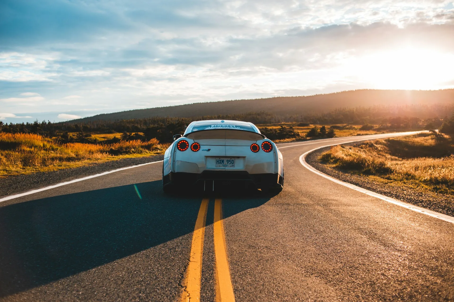 Potret mobil melintasi jalan (credit: Unsplash)