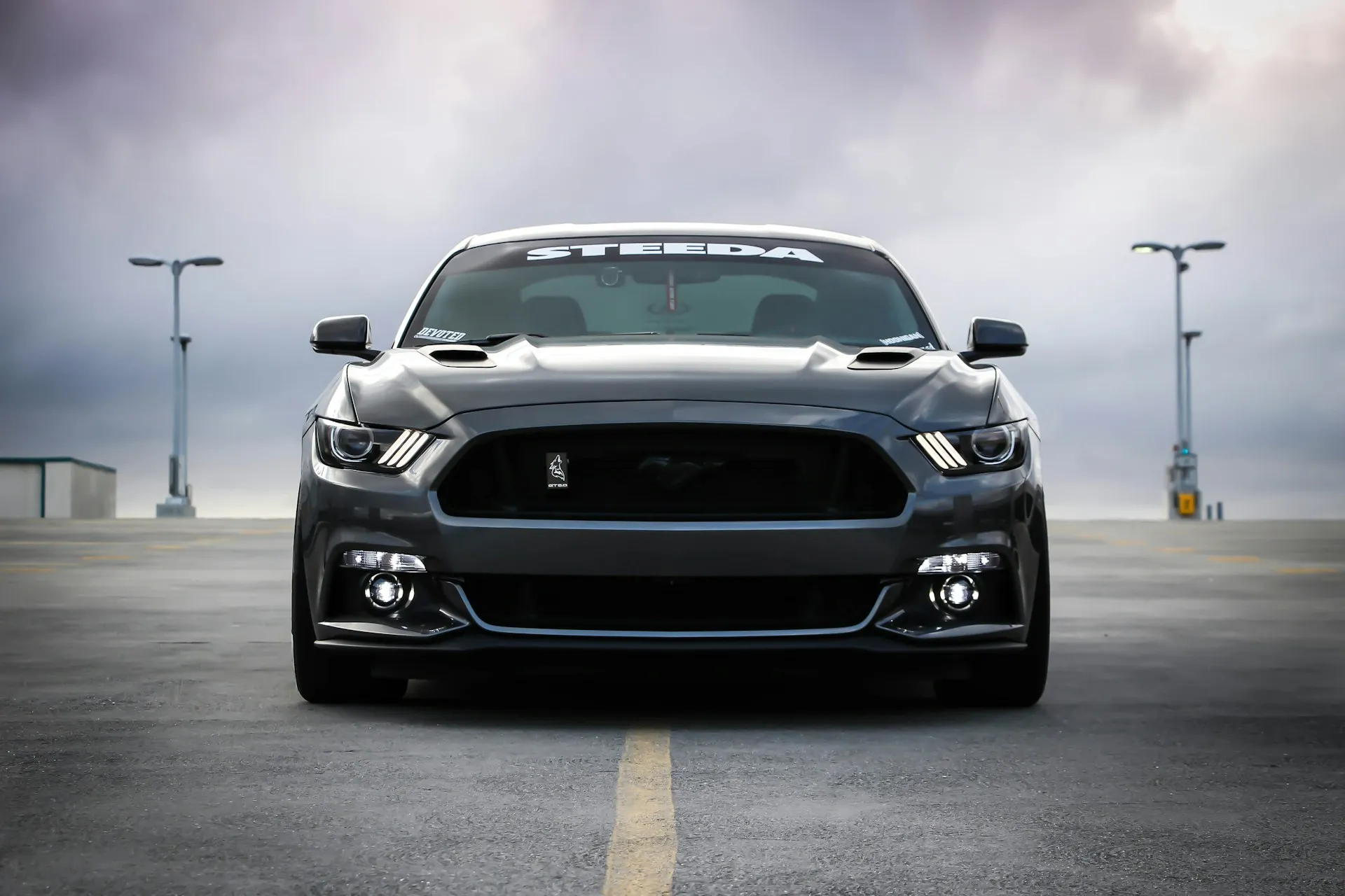 Potret mobil hitam (credit: Unsplash)