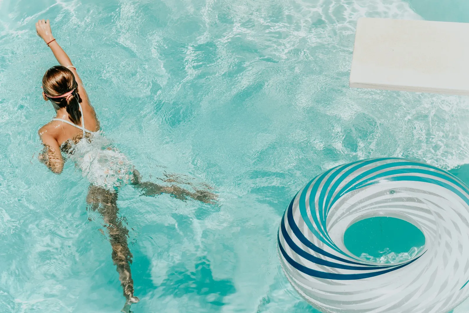 Makna Spiritual dan Budaya Mimpi Berenang di Kolam Air Hangat (credit:unsplash.com/id/@britozour)