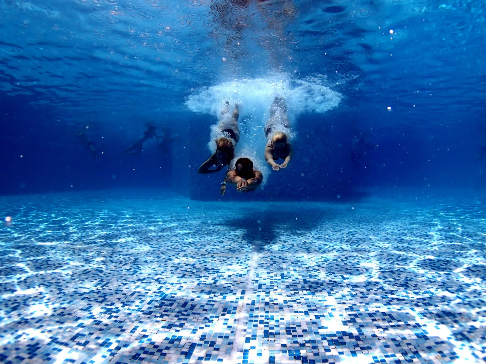 Variasi Tafsir Mimpi Berenang di Kolam Air Hangat Berdasarkan Kondisinya (credit:unsplash.com/id/@jesperstechmann)