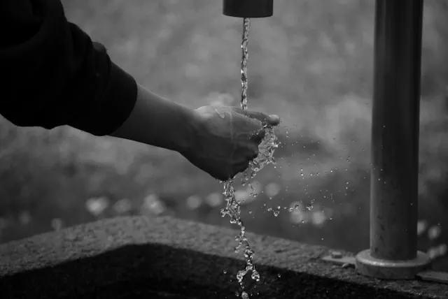 Perspektif Psikologis Mimpi Berwudhu dengan Air Jernih (c) unsplash.com