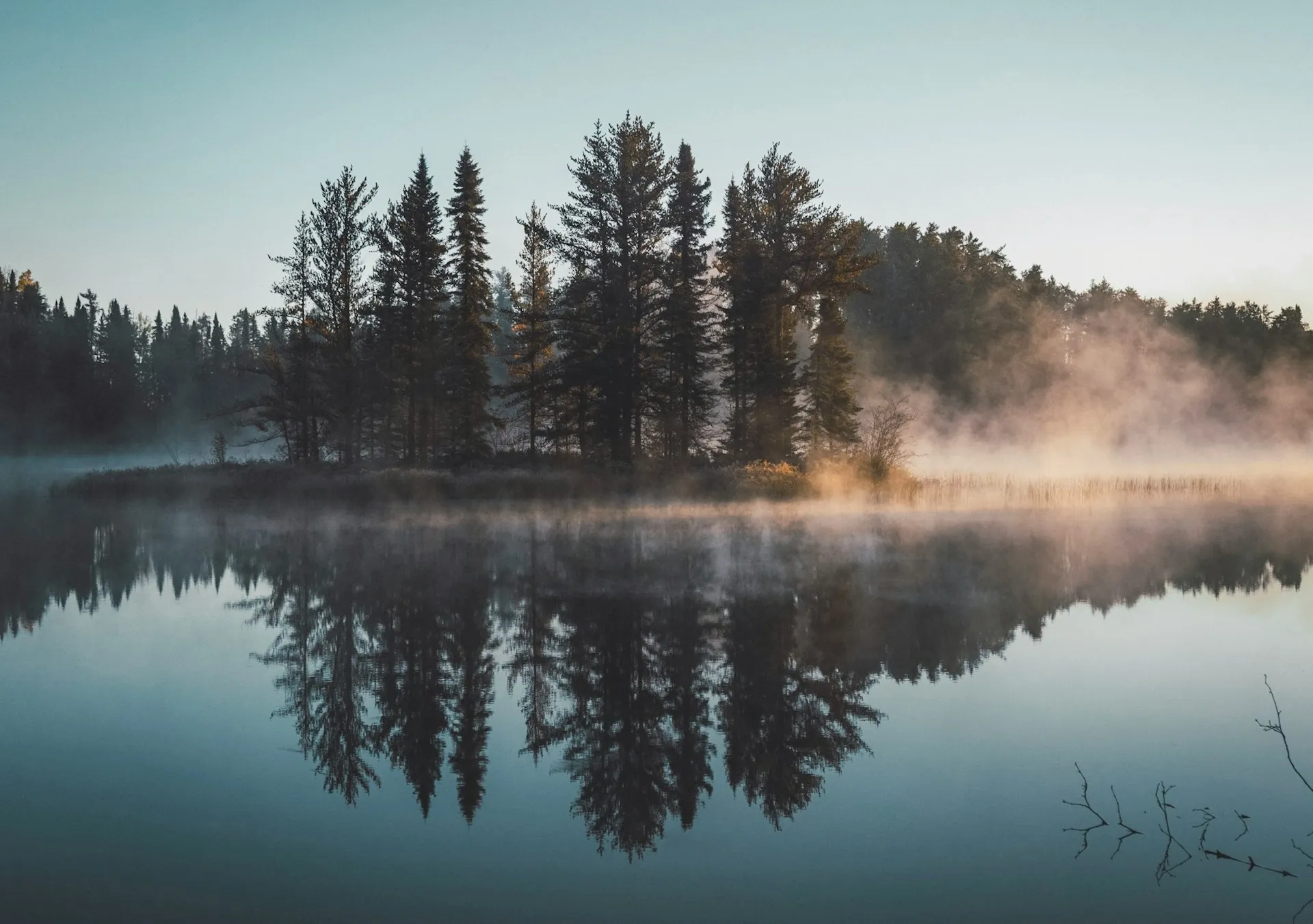 Suasana danau dengan air keruh(credit: Unsplash)