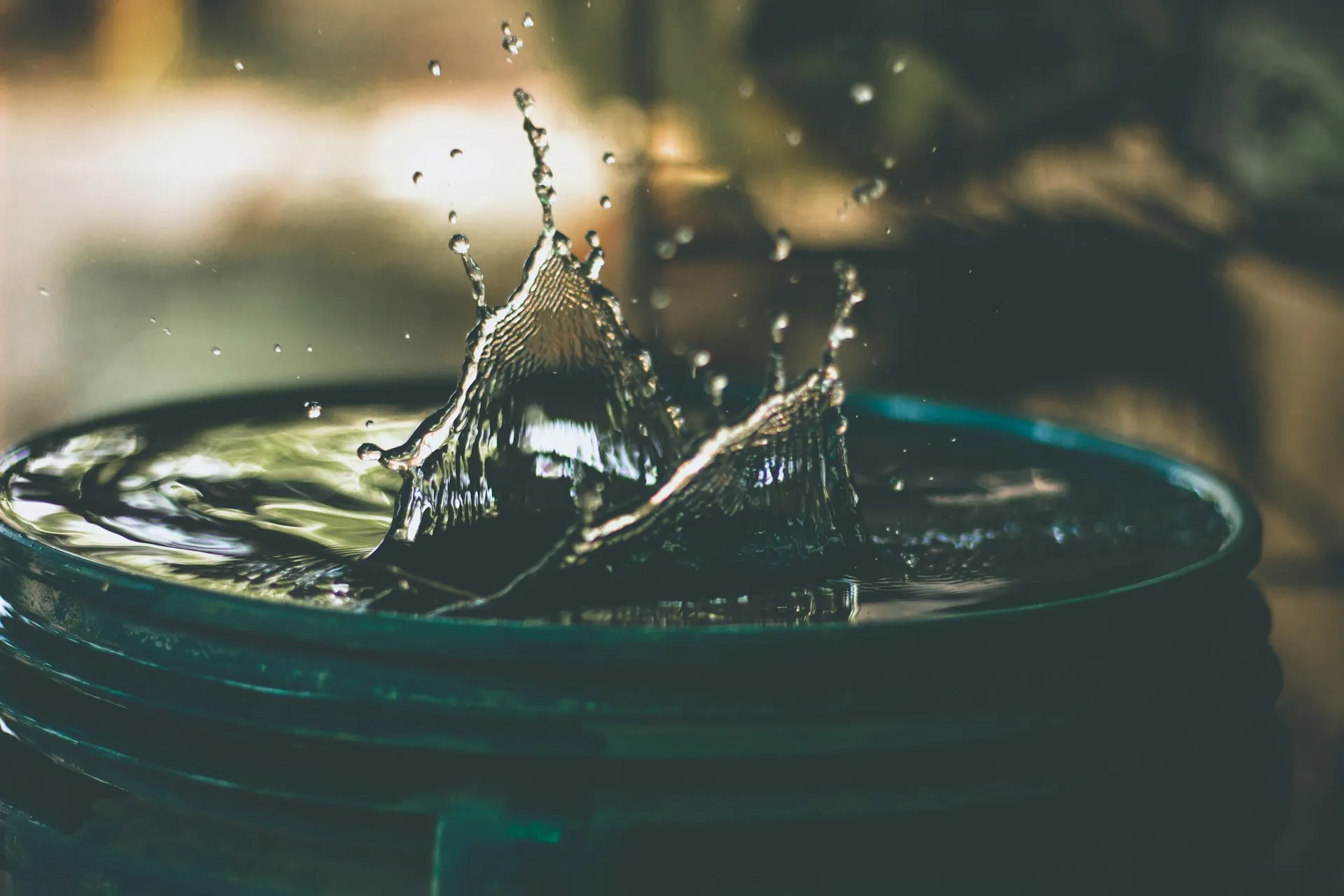 Air dalam wadah(credit: Unsplash)