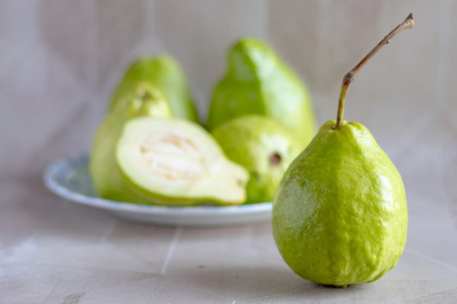 Pengertian dan Simbolisme Buah Jambu Air dalam Mimpi (credit:unsplash.com/id/@vdphotography)