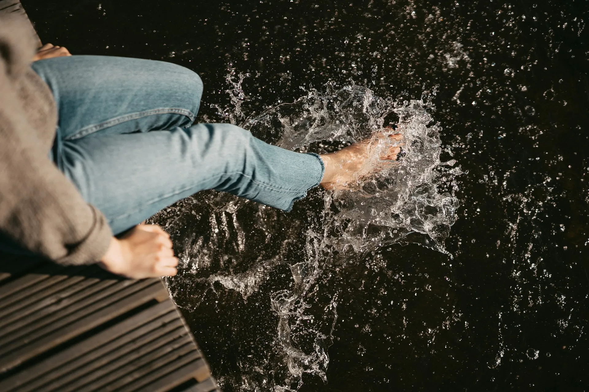 Seorang perempuan bermain air (credit: Unsplash)