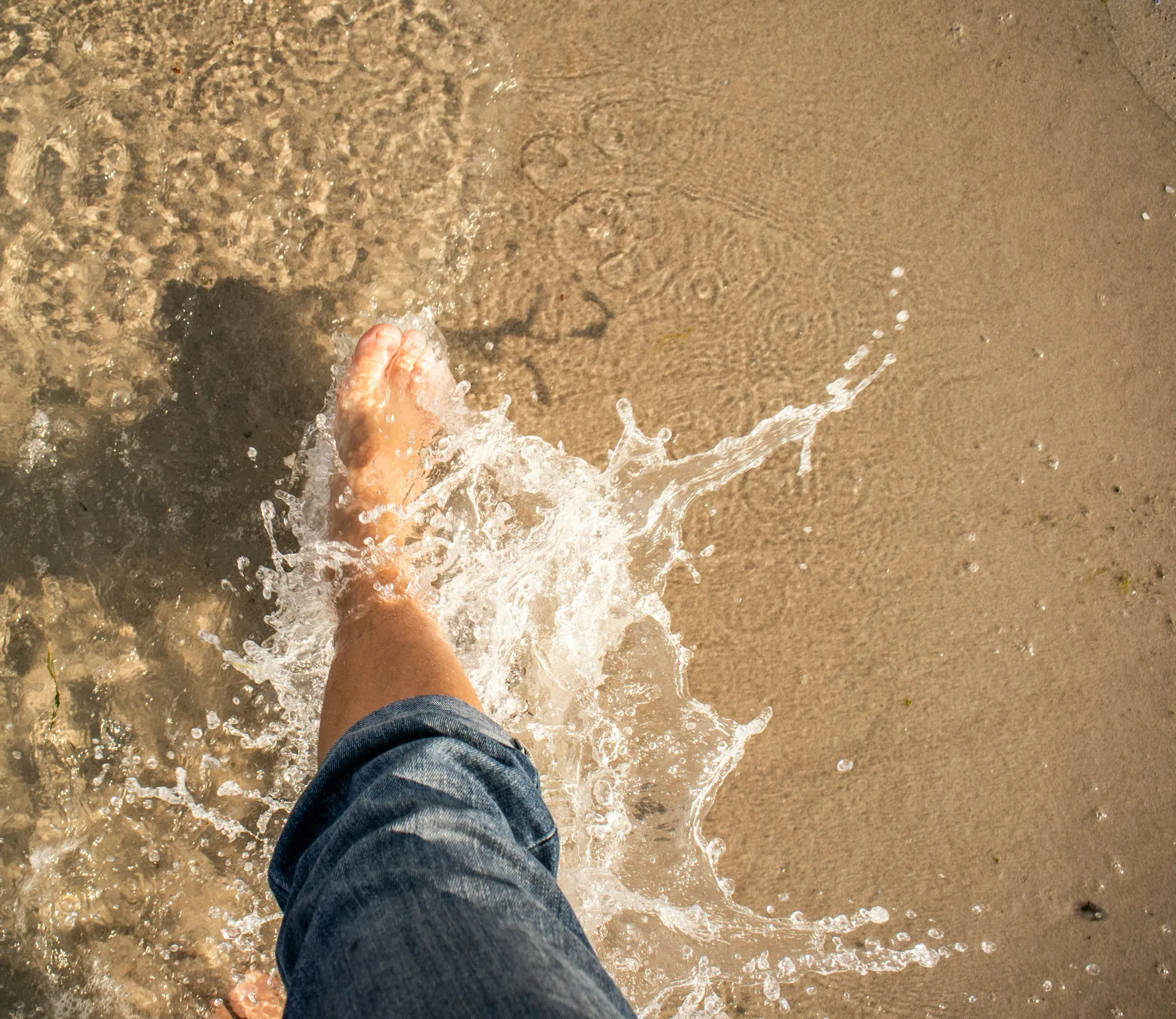 Berjalan di air dan pasir (credit: Unsplash)