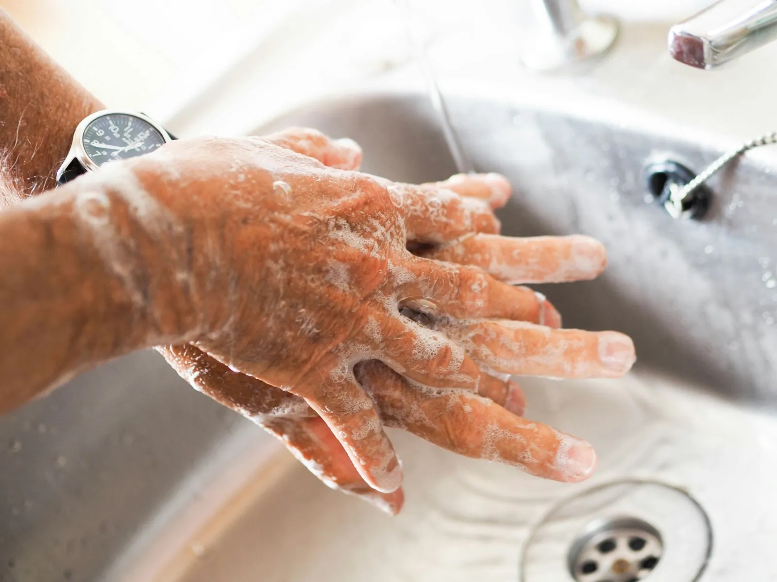Variasi Mimpi Cuci Tangan dan Maknanya (credit:unsplash.com/id/@seanhorsburgh)
