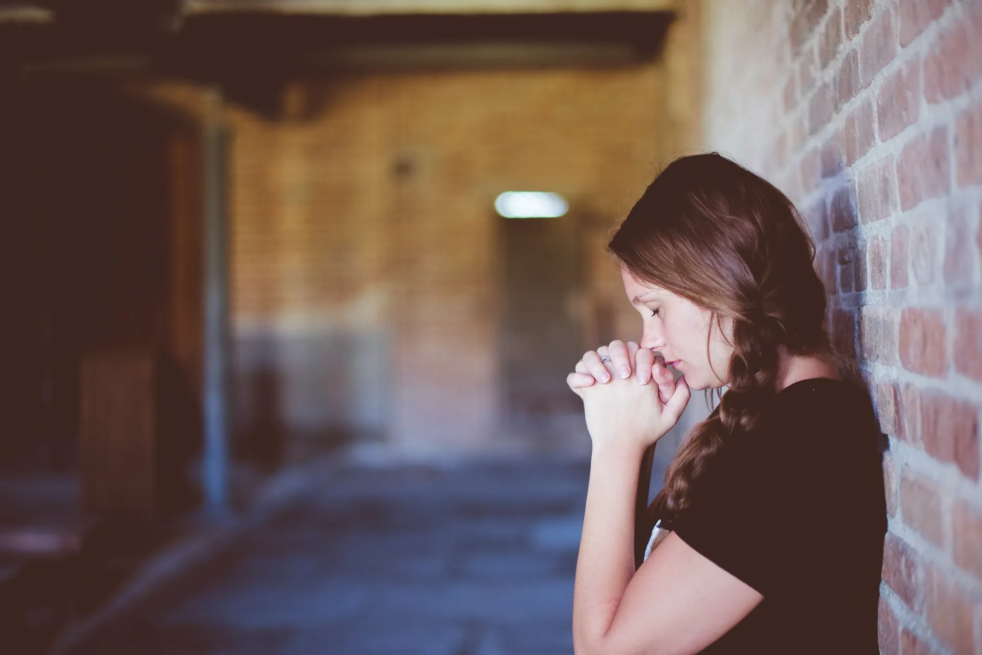 Seorang wanita berdiri termenung (credit: Unsplash)