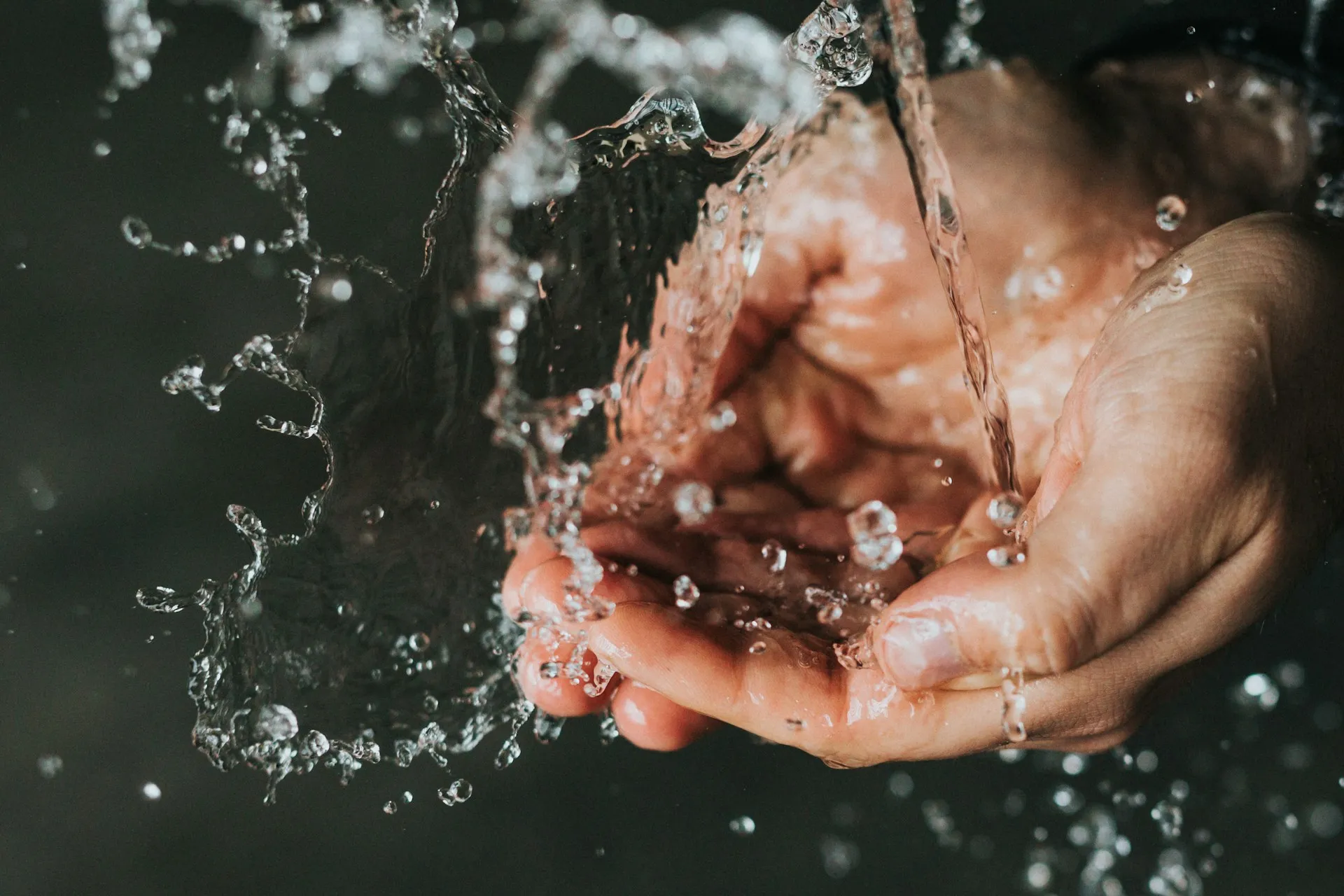 Disiram air (credit: Unsplash)