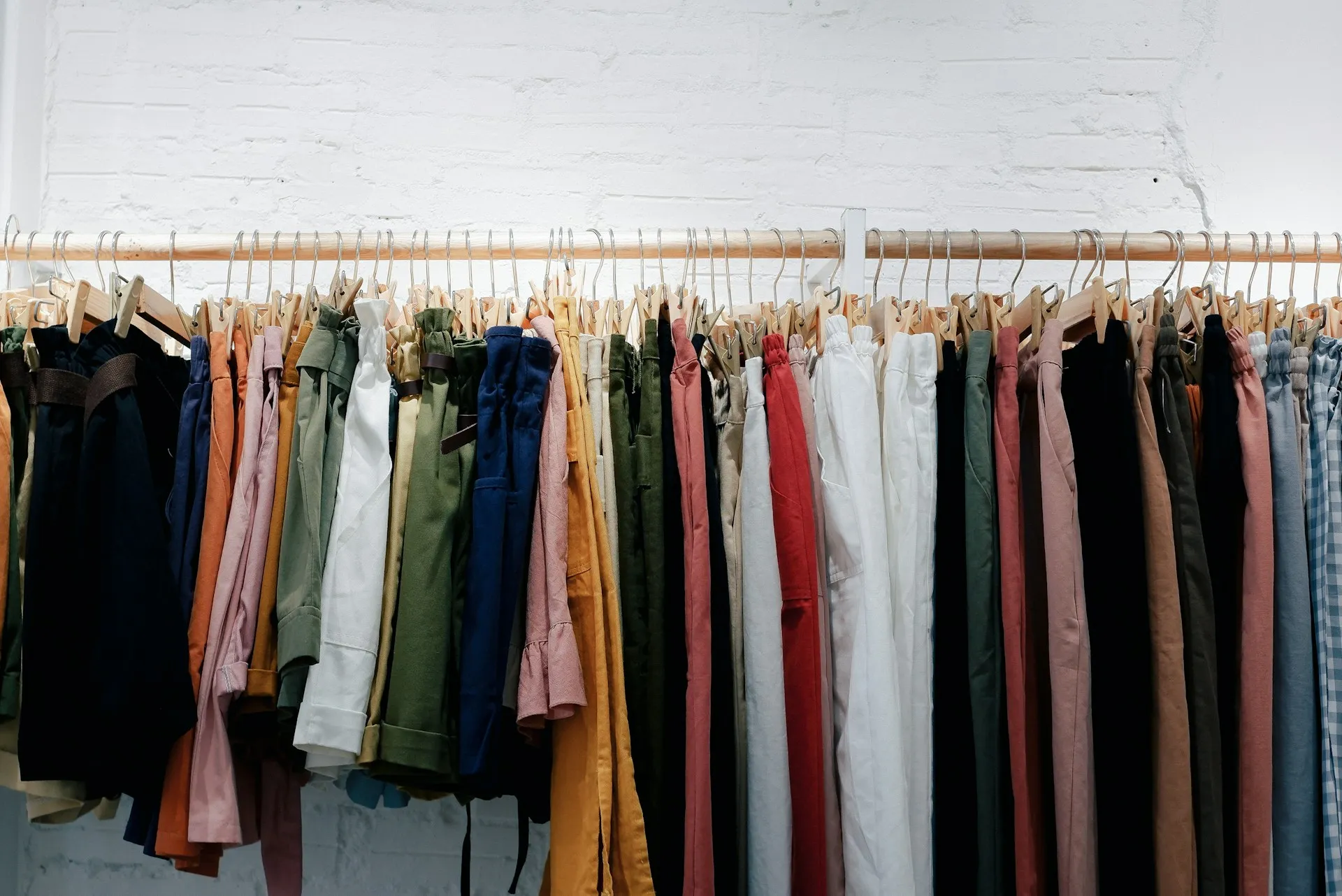 Baju yang ditata rapi (credit: Unsplash)