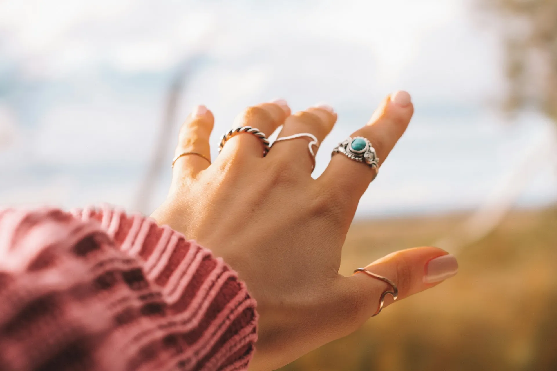 Tangan dengan banyak cincin (credit: Unsplash)