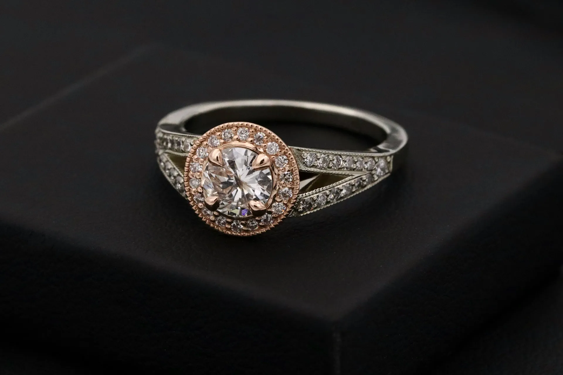 Cincin dengan hiasan batu (credit: Unsplash)