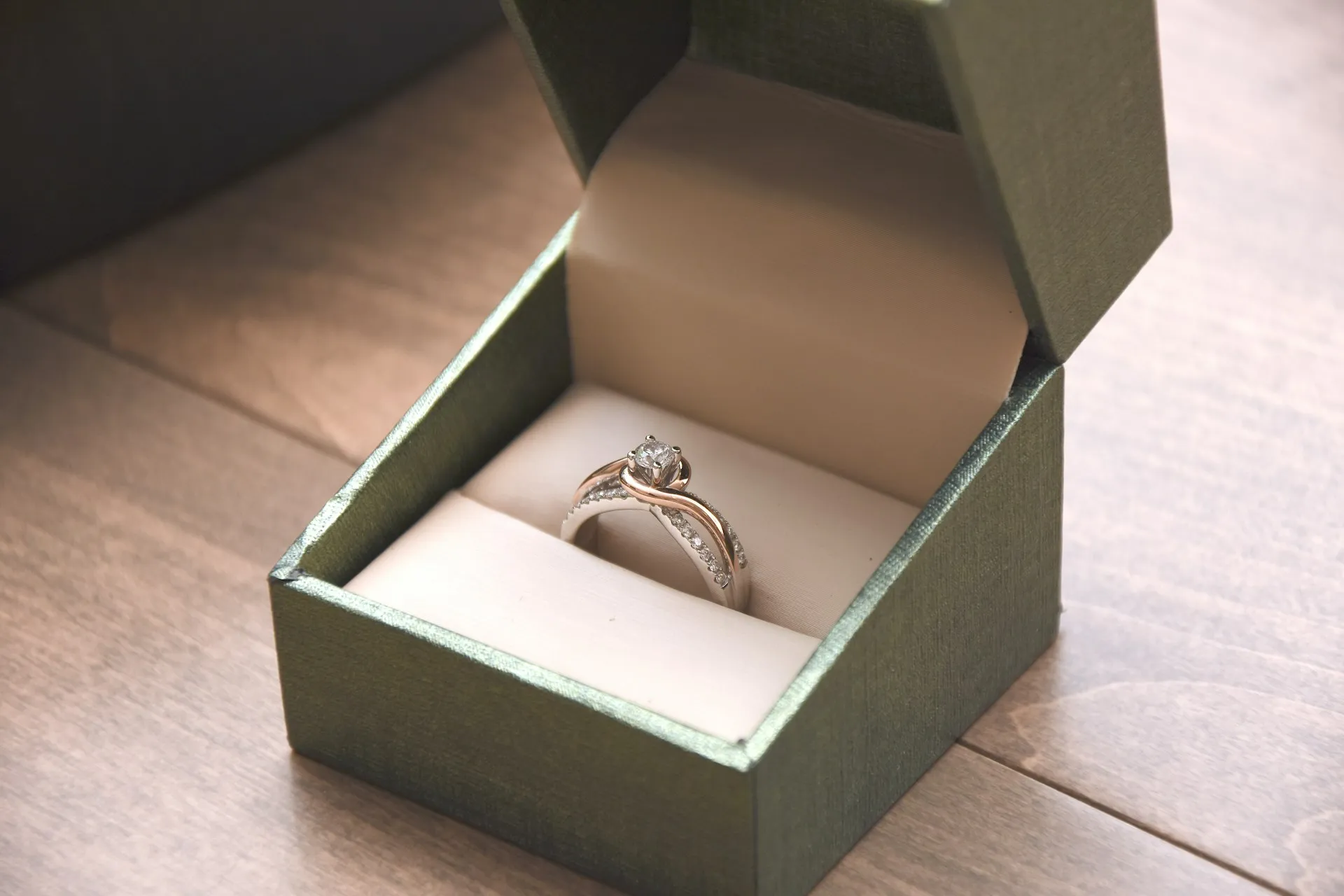 Cincin dalam box (credit: Unsplash)