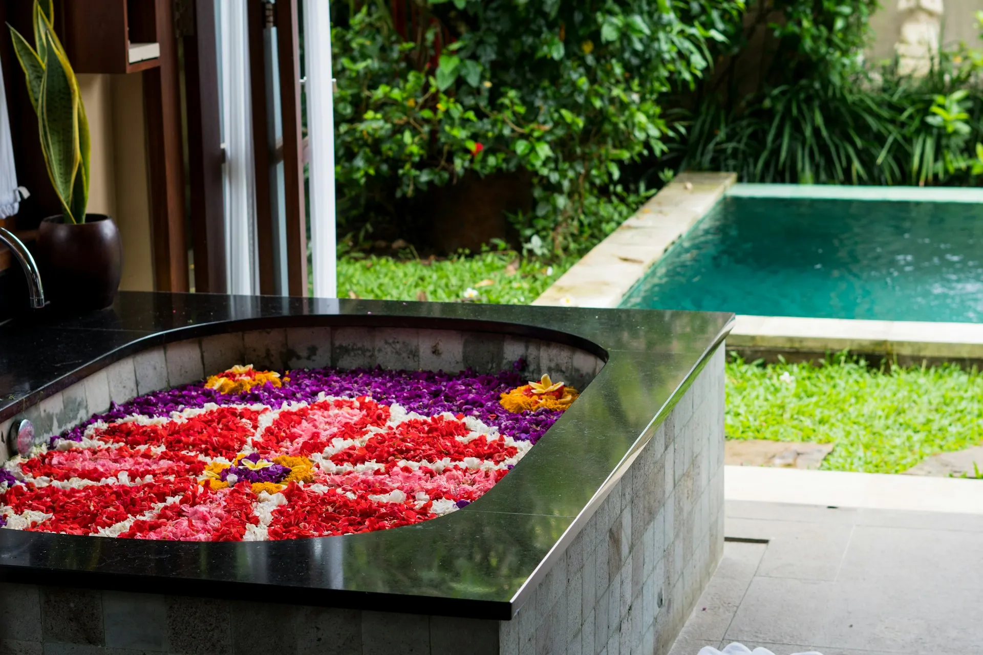 Bak mandi penuh bunga (credit: Unsplash)