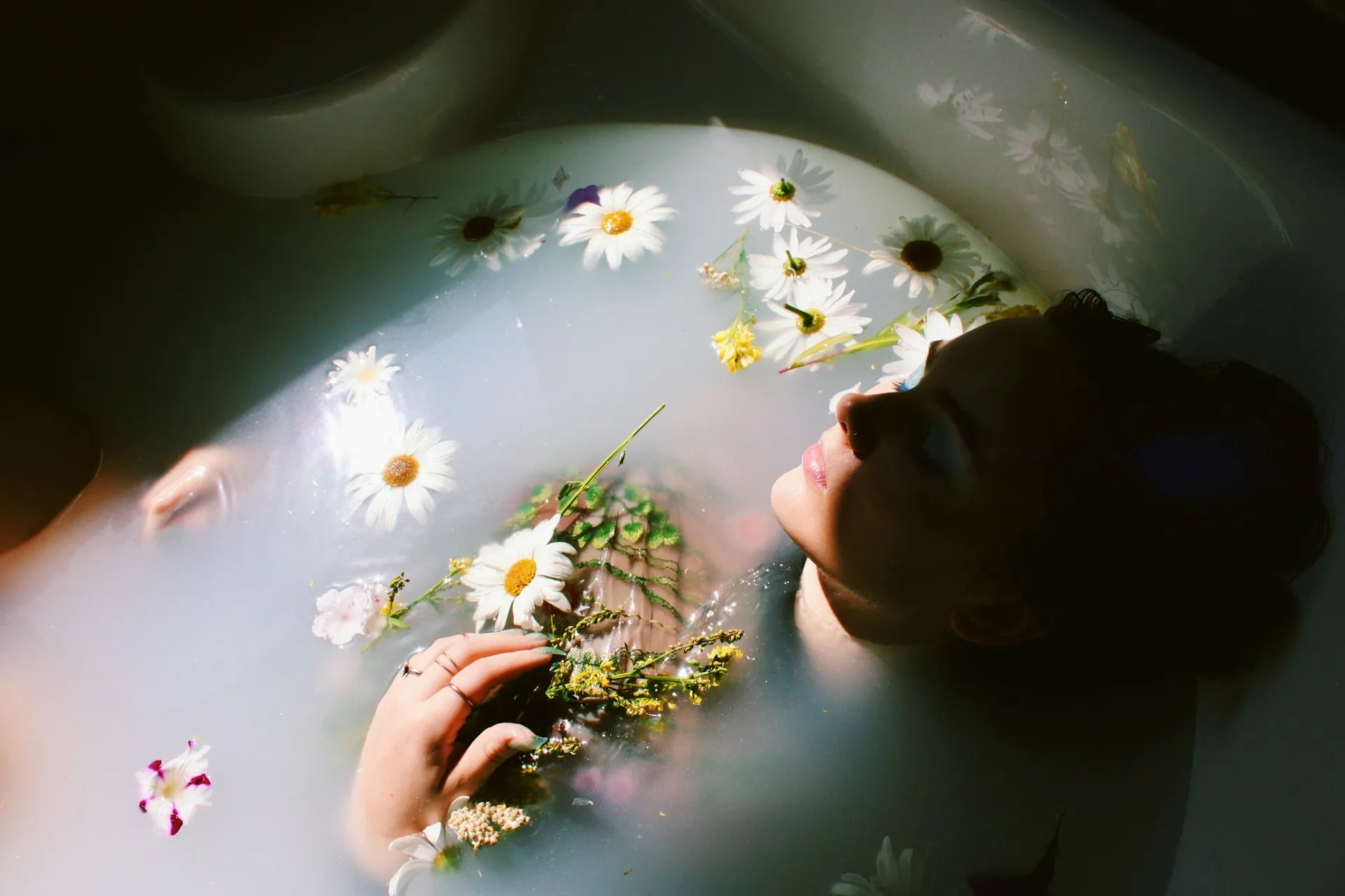 Tidur dan berendam air bunga (credit: Unsplash)