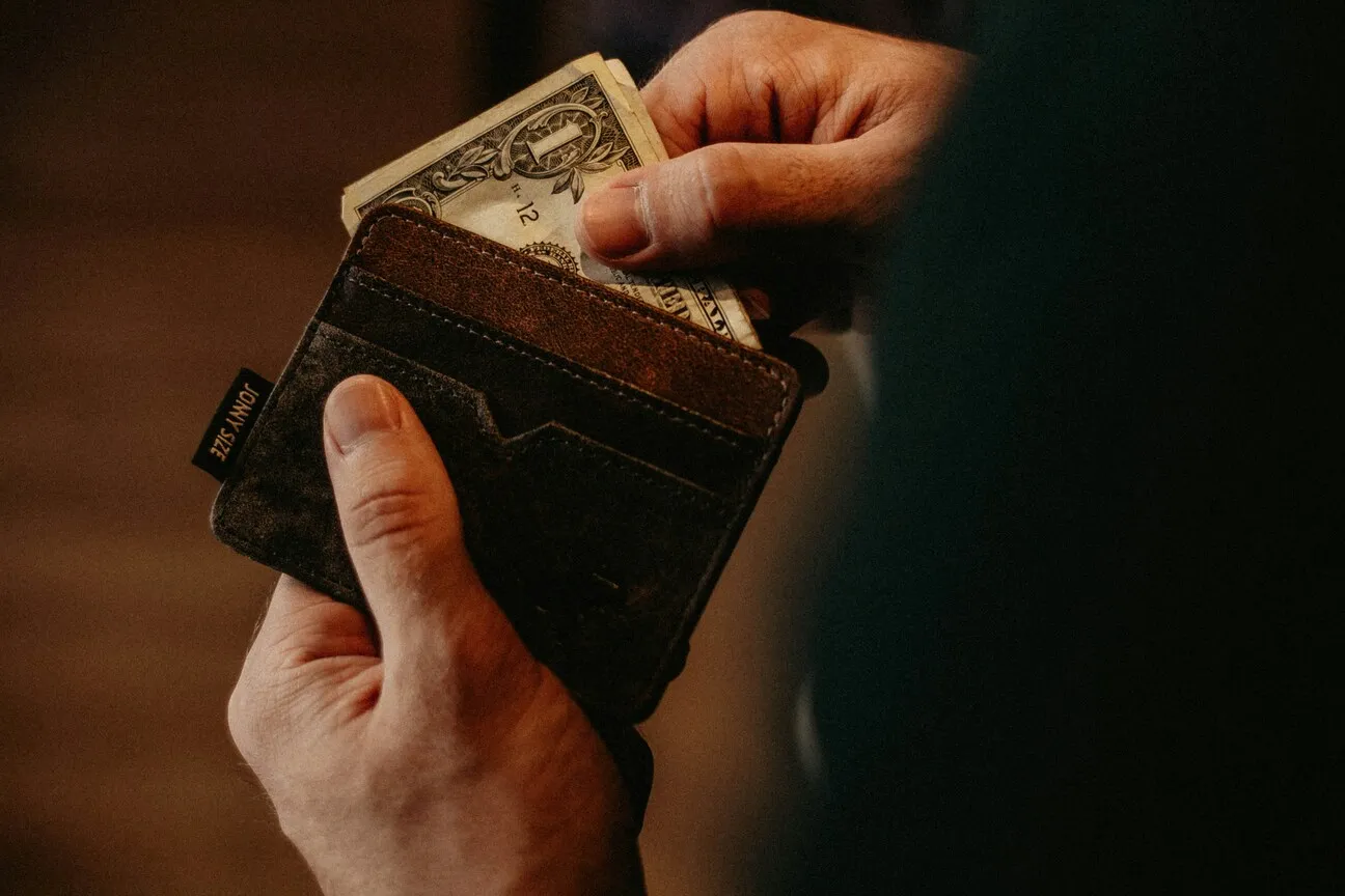uang di dompet/image by unsplash