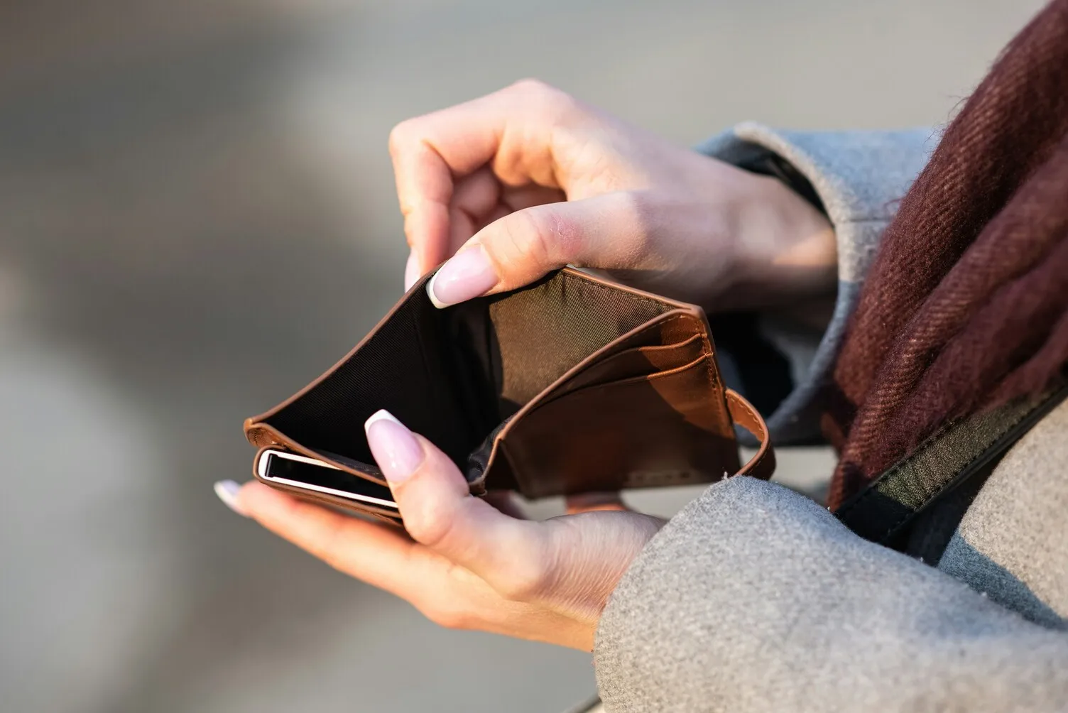 tangan dan dompet/image by unsplash