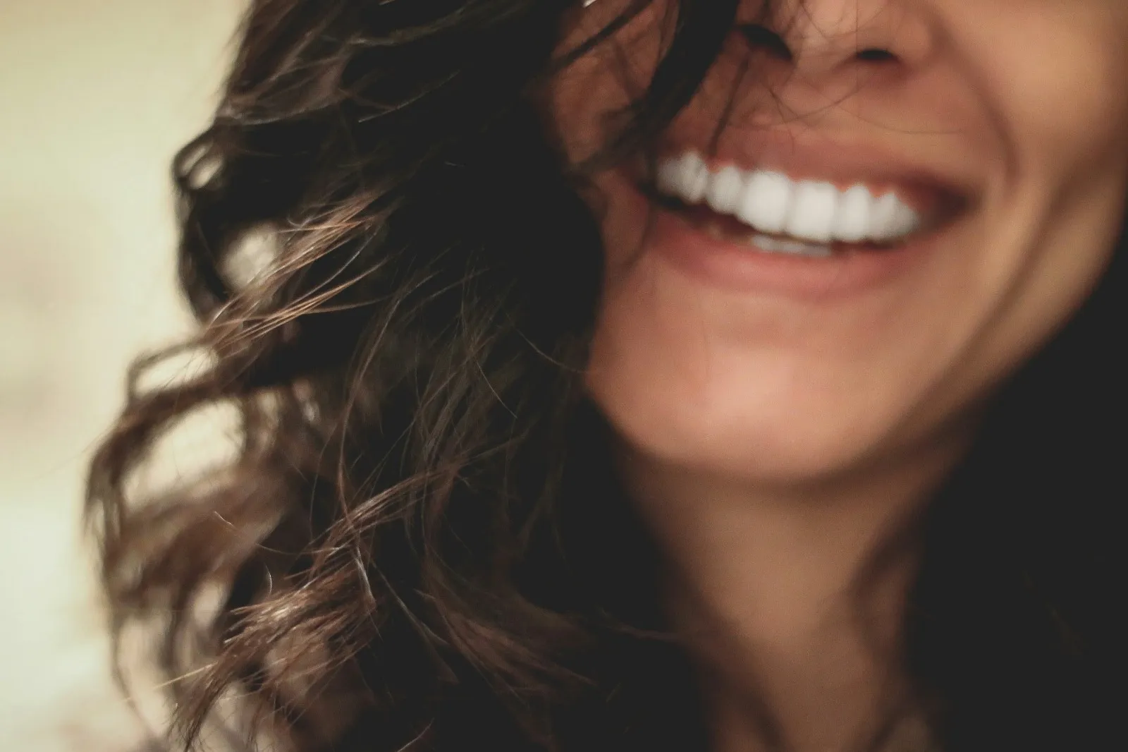 FAQ Seputar Mimpi Gigi Atas Kiri Copot (credit:unsplash.com/id/@jblesly)