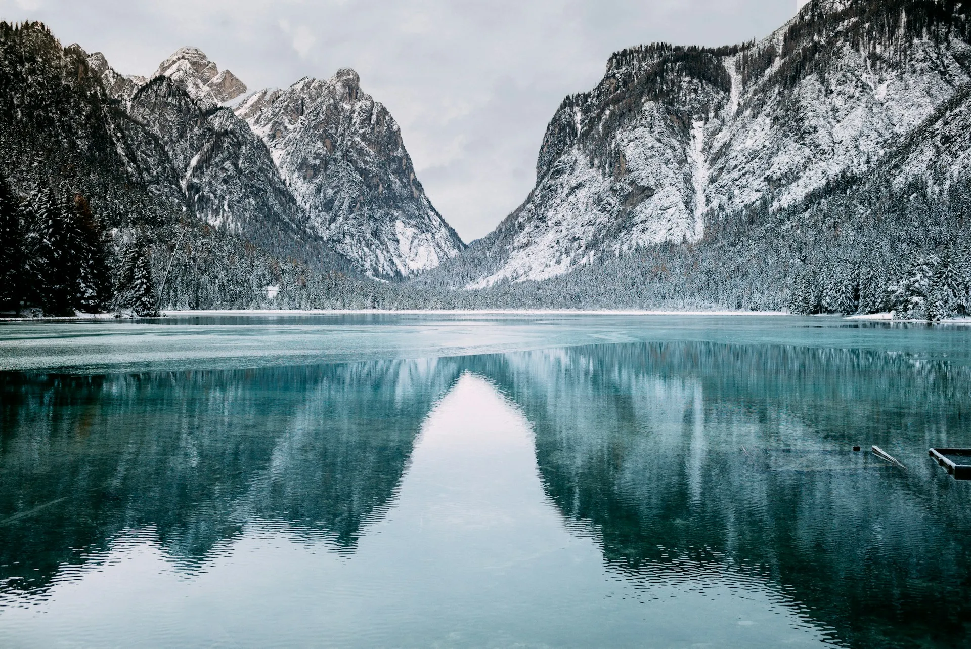 Gunung dengan danau (credit: Unsplash)