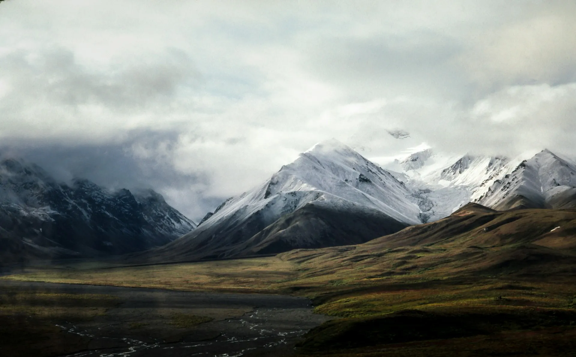 Gunung berkabut (credit: Unsplash)