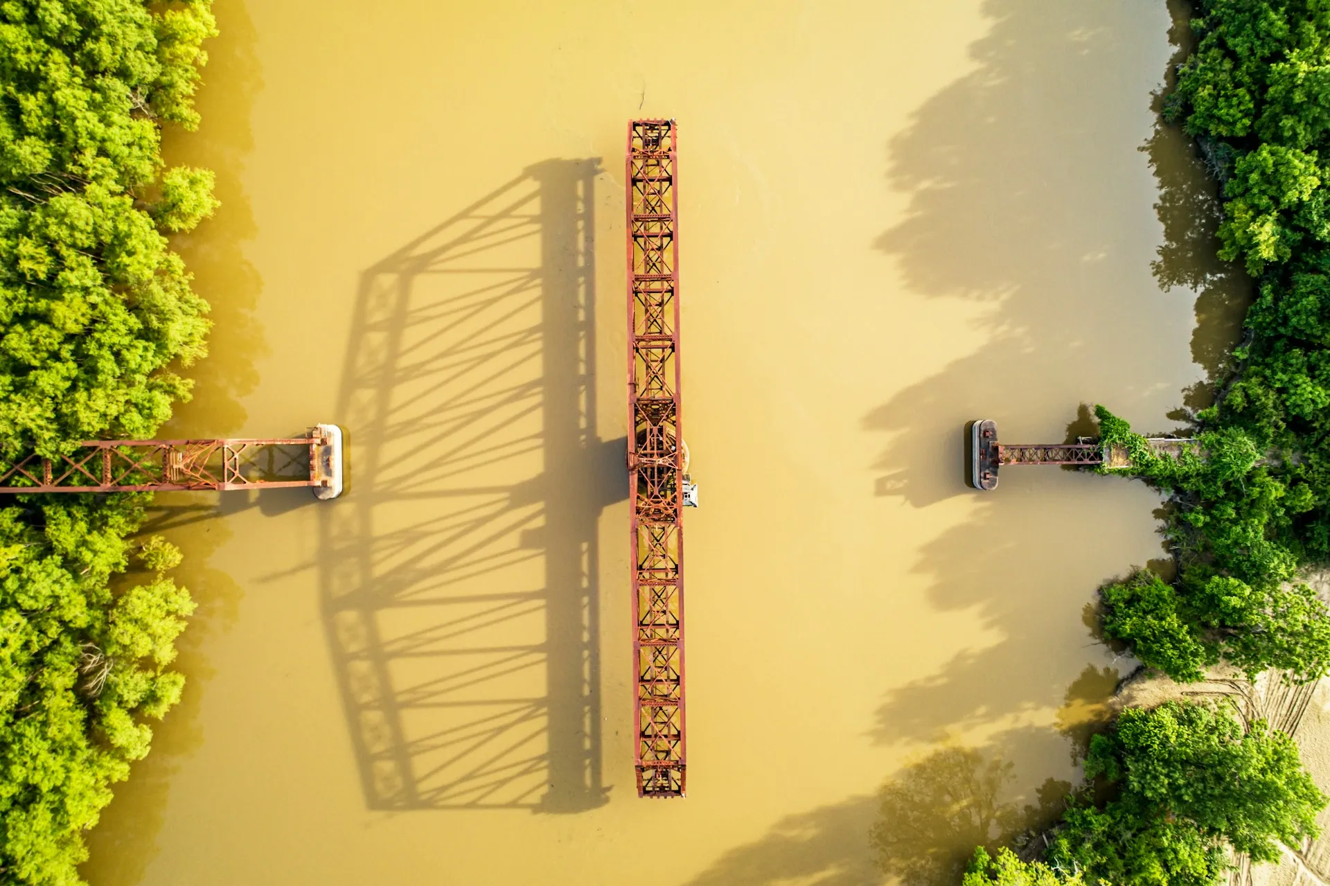 Sungai keruh (credit: Unsplash)