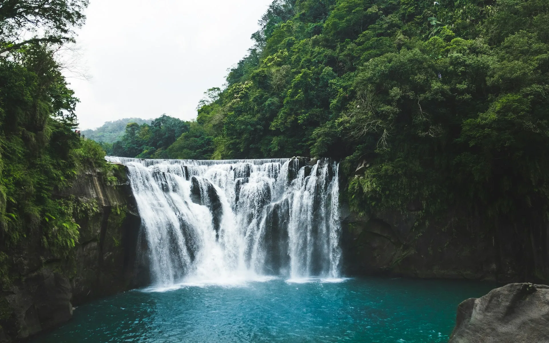 Pemadangan air terjun (credit: Unsplash)
