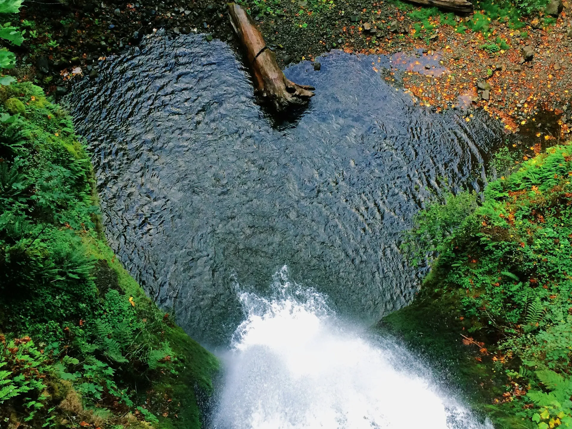 Air terjun dari atas (credit: Unsplash)