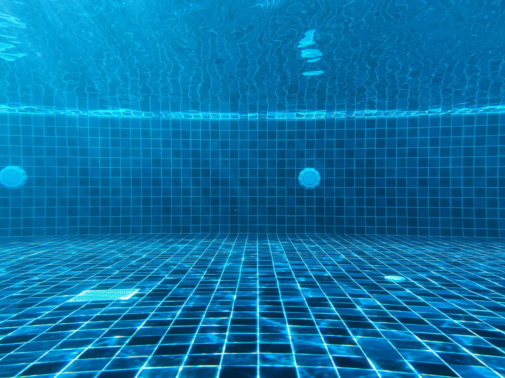 Suasana kolam renang dengan air jernih (credit: Unsplash)