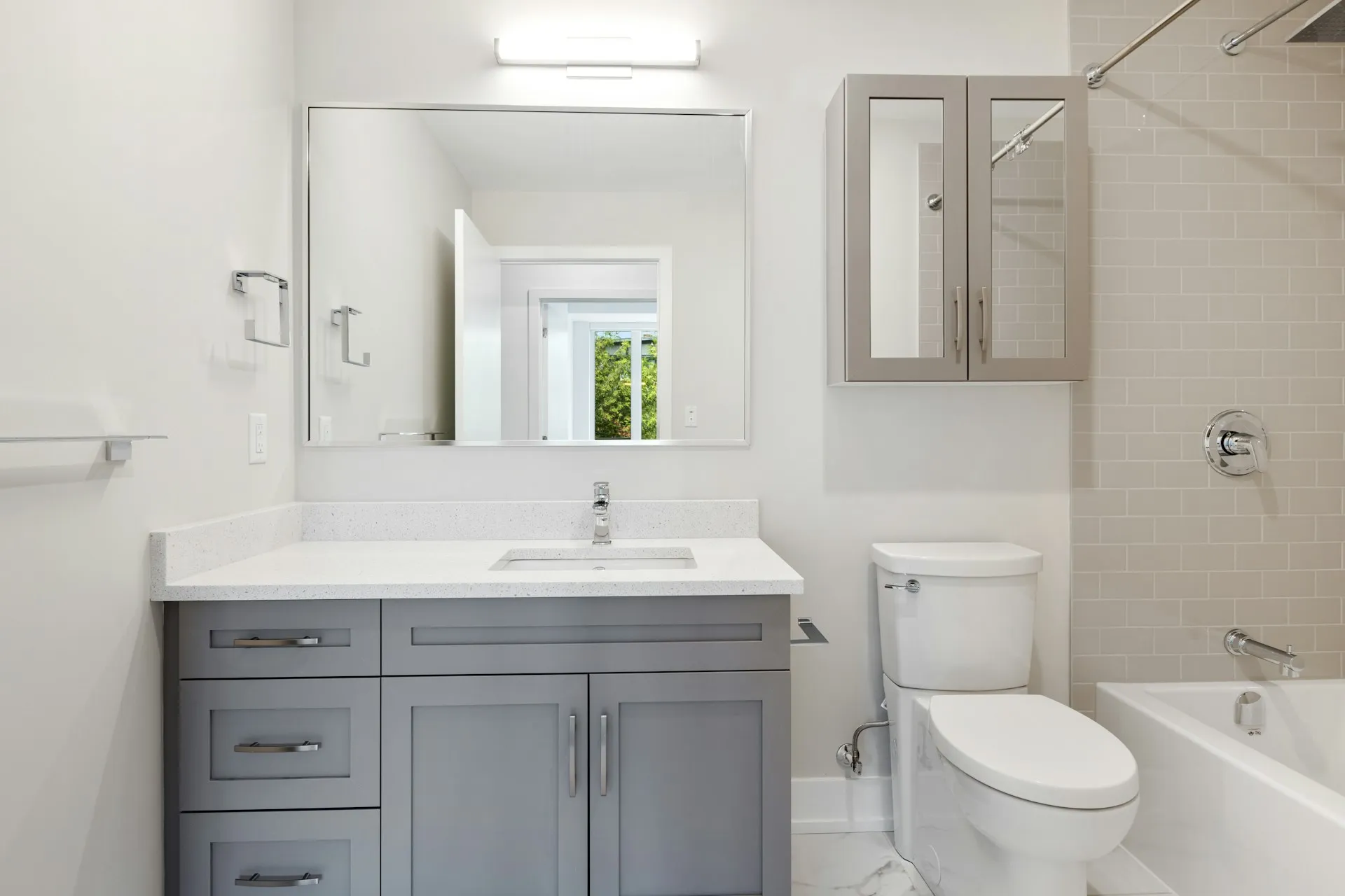 Kamar mandi nuansa putih (credit: Unsplash)